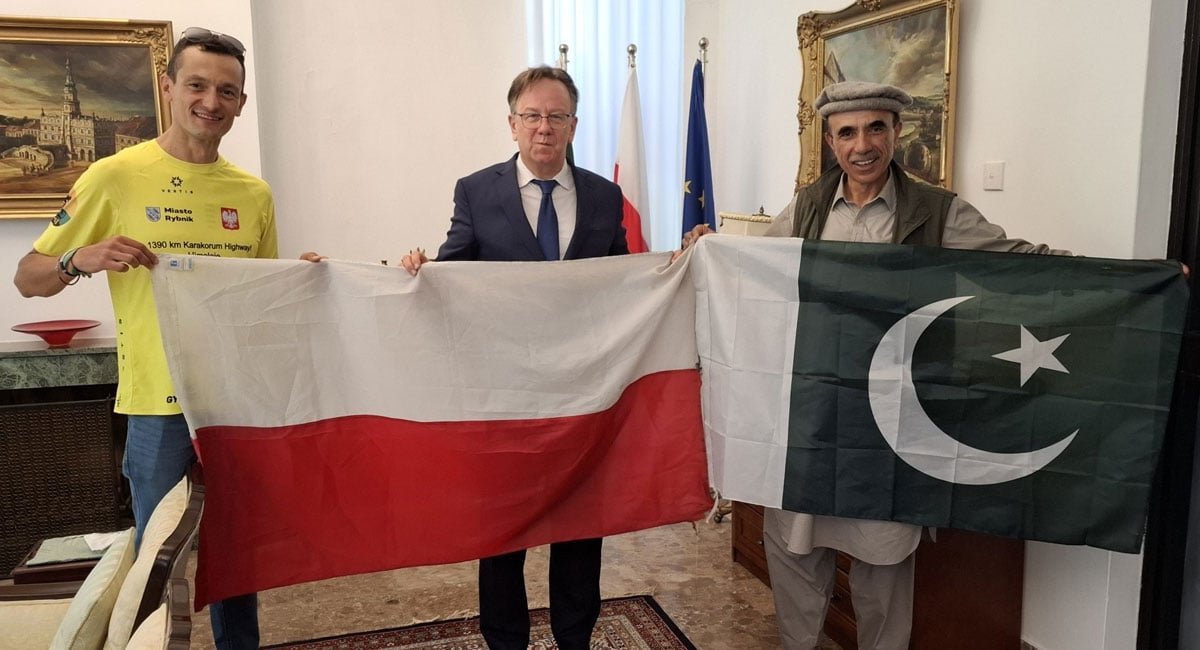 Polish cyclist completes 1,390-km tour from Islamabad to Khunjerab Pass