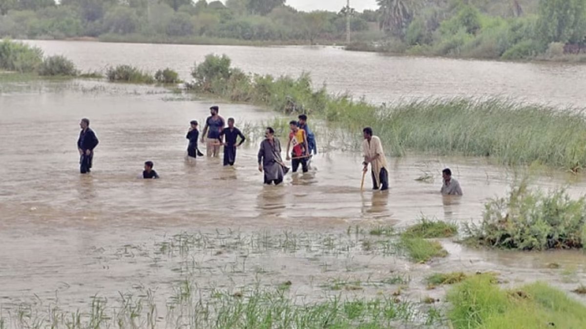 Muzaffargarh: Indus River develops breach in Zameendara Bund