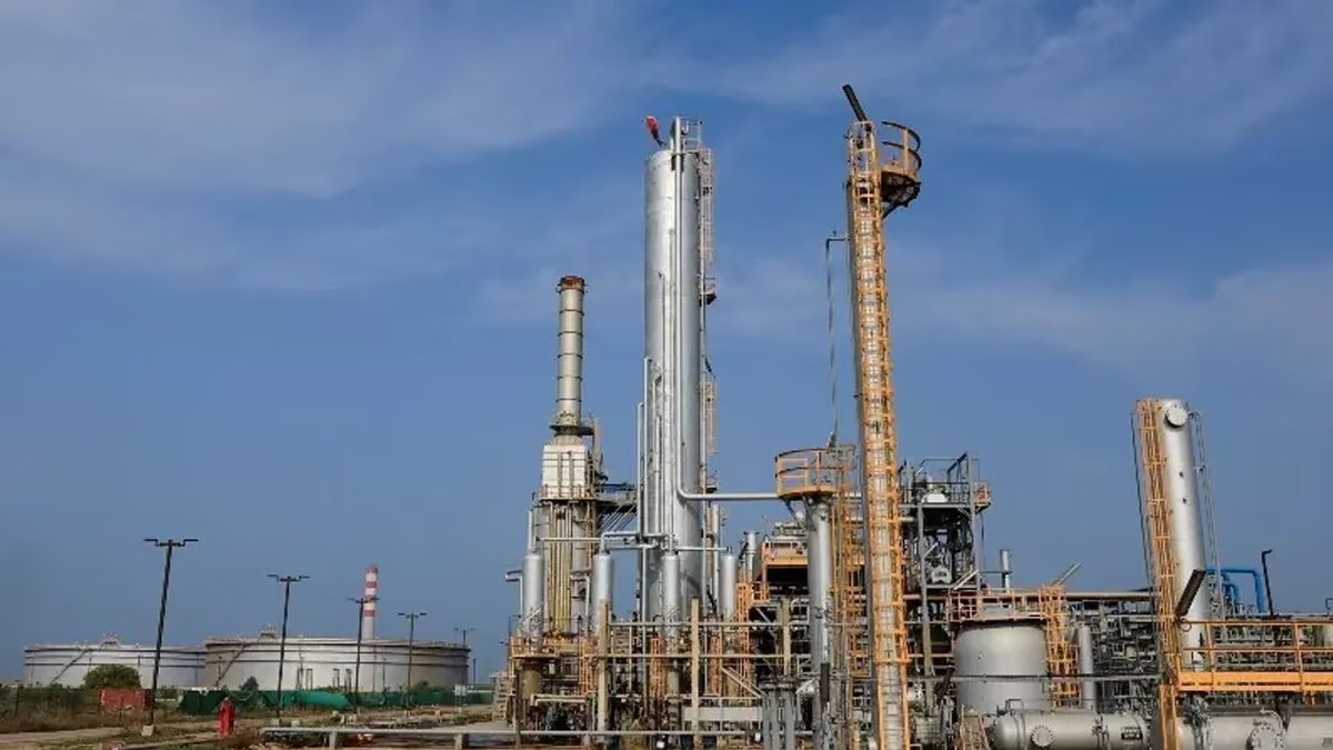 Pakistan moves to upgrade all oil refineries, agreements expected next month