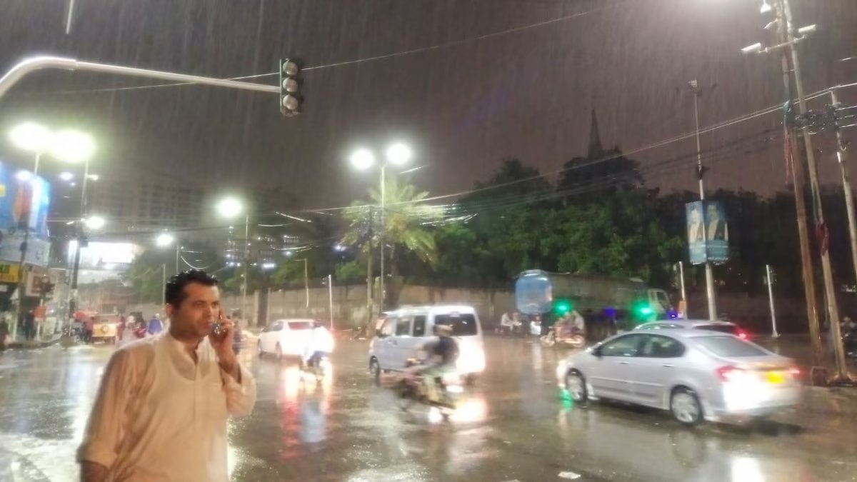 Karachi may receive light rain as hot and humid weather persists