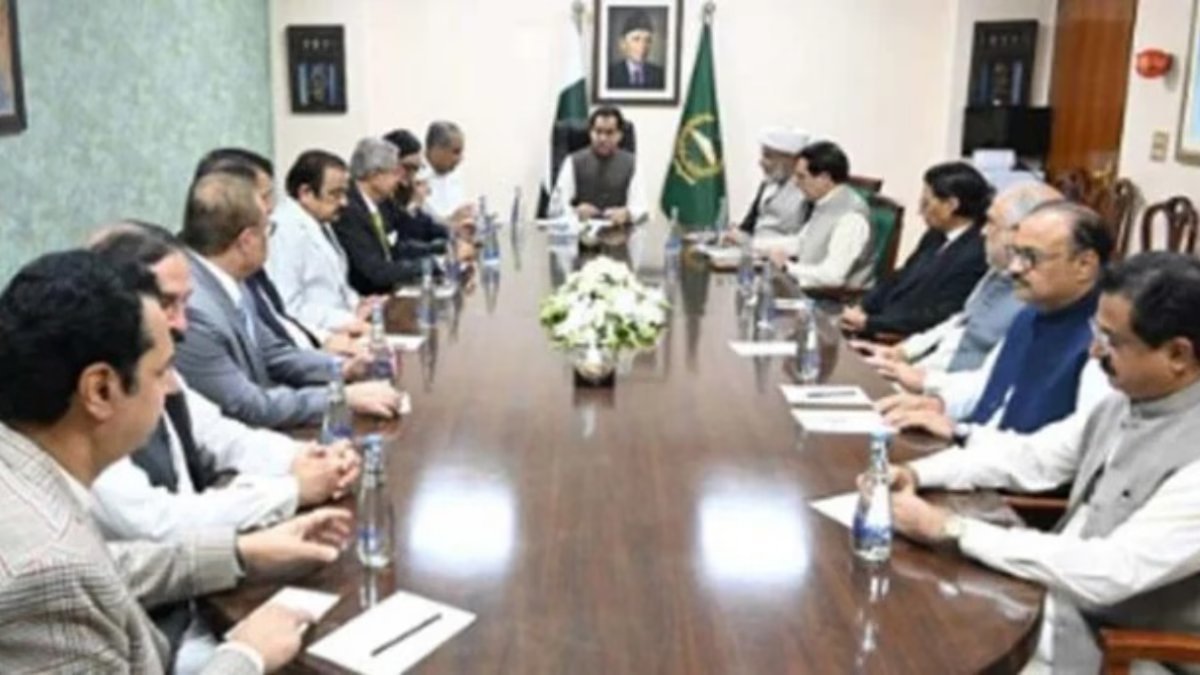 Government and opposition reach agreement on PTI march after talks
